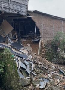 Tembok ‘Dolphin’ Jebol ke Sungai, Puing Dibiarkan Menumpuk — Potensi Banjir Jadi Sorotan!