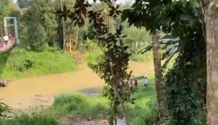 Takut Ambruk, Warga Menyeberangi Sungai Saat Mengantar Jenazah” — Potret Memprihatinkan Jembatan Gantung Way Ratai